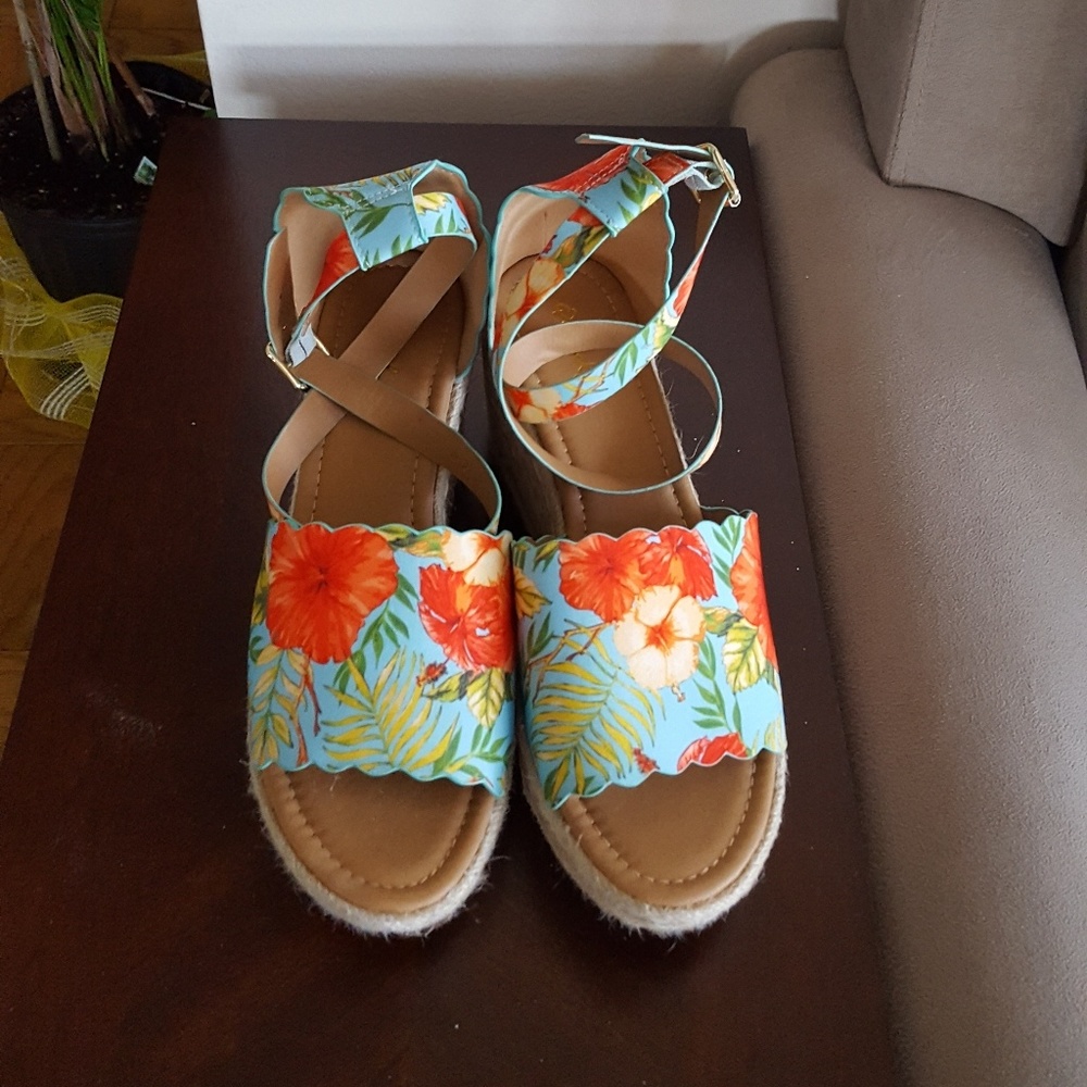 Wedge sandals from Qupid